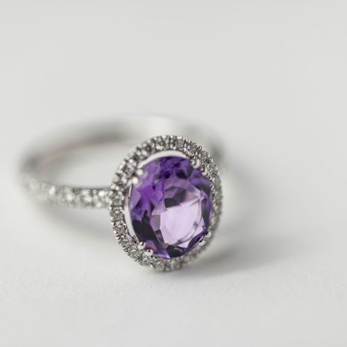 <div class="uk-panel tm-source-woo-description"><p>SFazio<br />
Handschmuck<br />
Ref.-Nr.: 5756/AWA<br />
750/- Gold<br />
1 Amethyst 2,16ct.<br />
Diamanten Top Wesselton sehr kleine Einschlüsse Brillantschliff 0,60ct.</p>
</div>