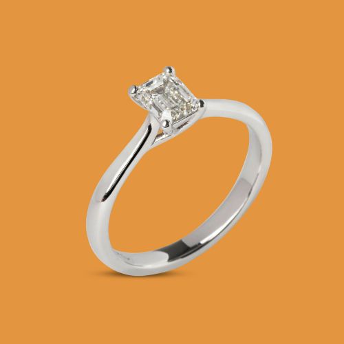 <div class="uk-panel tm-source-woo-description"><p>SFazio<br />
Handschmuck<br />
Ref.-Nr.: 10709/AE70<br />
750/- Gold, weiß<br />
1 Diamant River sehr kleine Einschlüsse Emerald 0,70ct.</p>
</div>